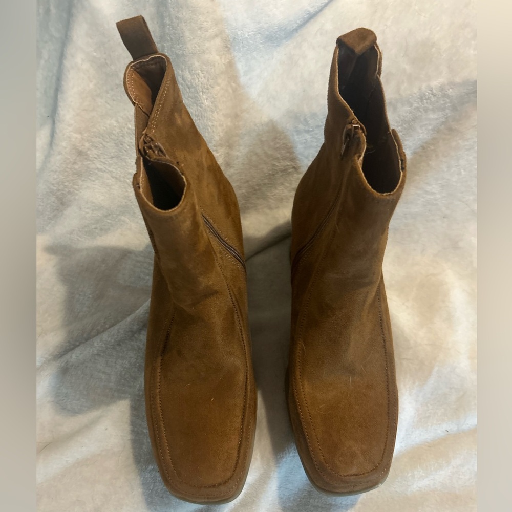 NWT Square-toed chunky heeled suede boots